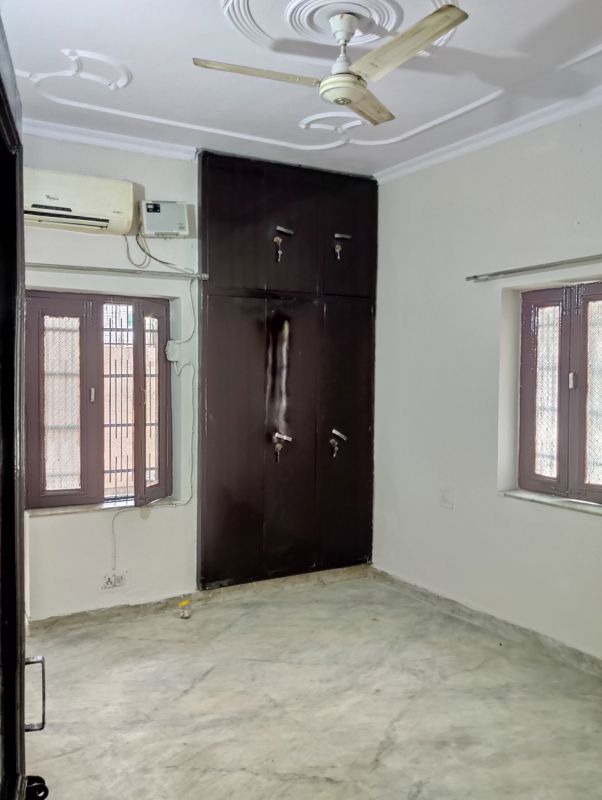 2.5 BHK + Extra Room Builder Floor For Rent in Sector 16