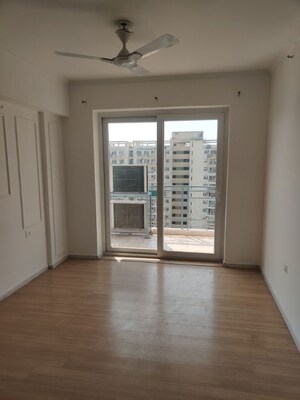 Room in 3 BHK Apartment at DLF The Skycourt, Sector 86 – for Sale