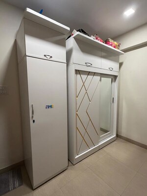 Furnished Amenities in 2 BHK Apartment at Vimla Mahal, Peddar Road – for Rent