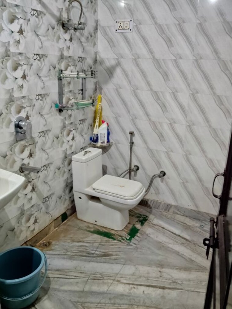Bathroom, sector 16 2.5 Bedroom 1340 Sq.Ft. Builder Floor In Sector 16 Faridabad 10170874