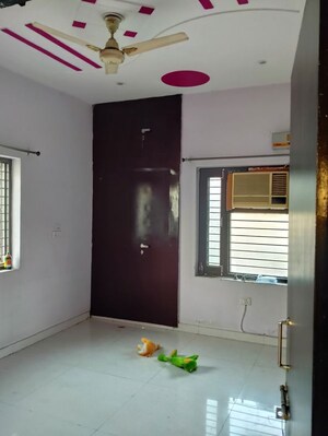 Room in 2.5 BHK Builder Floor at Sector 16 – for Rent