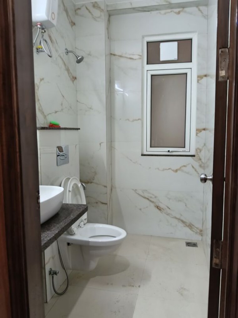Bathroom, sector 23 3.5 Bedroom 1800 Sq.Ft. Builder Floor In Sector 23 Gurgaon 10170950