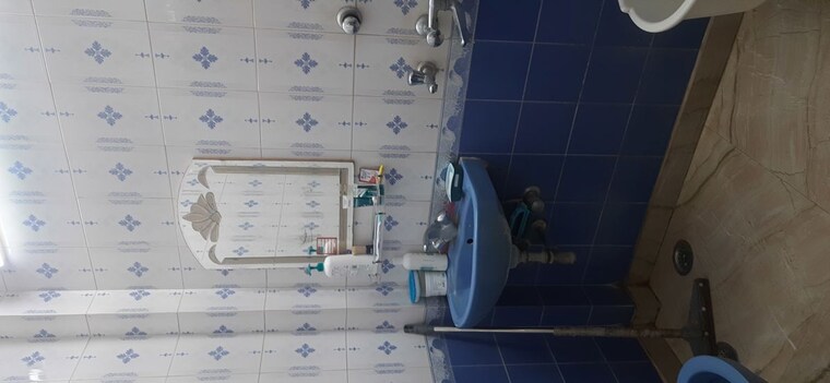 Bathroom, mukherjee nagar 3 Bedroom 1125 Sq.Ft. Builder Floor In Mukherjee Nagar Delhi 10163739