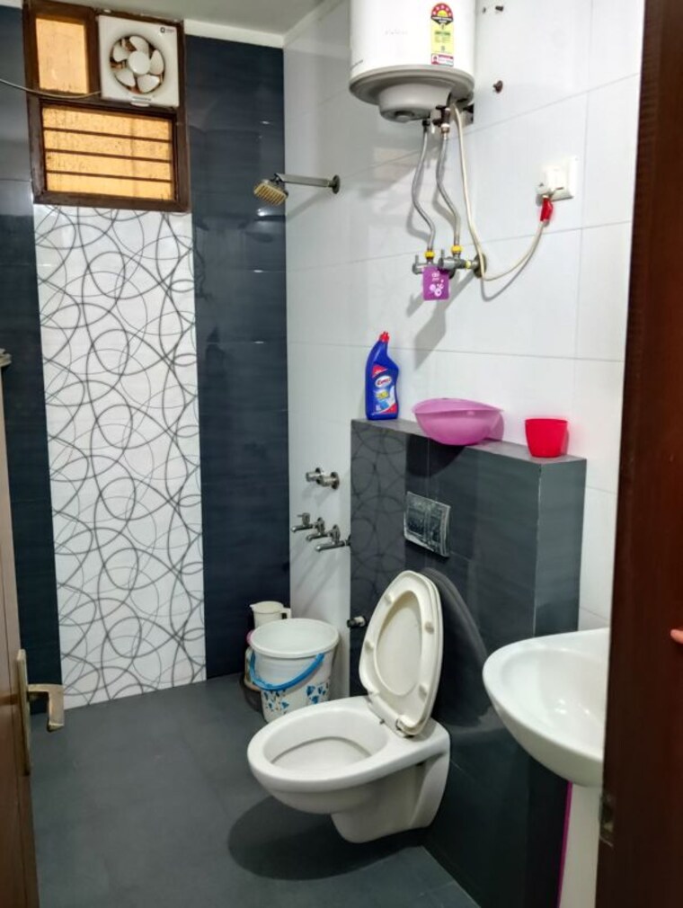 Bathroom, sector 17 3 Bedroom 1600 Sq.Ft. Builder Floor In Sector 17 Faridabad 10171149