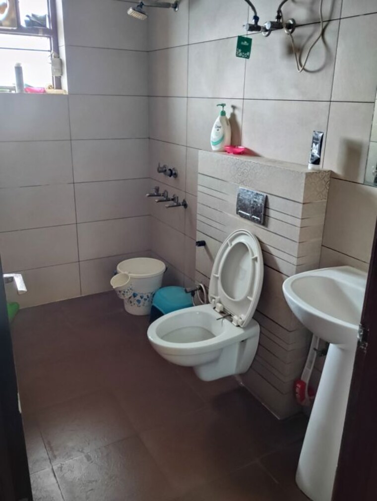 Bathroom, sector 17 3 Bedroom 1600 Sq.Ft. Builder Floor In Sector 17 Faridabad 10171149