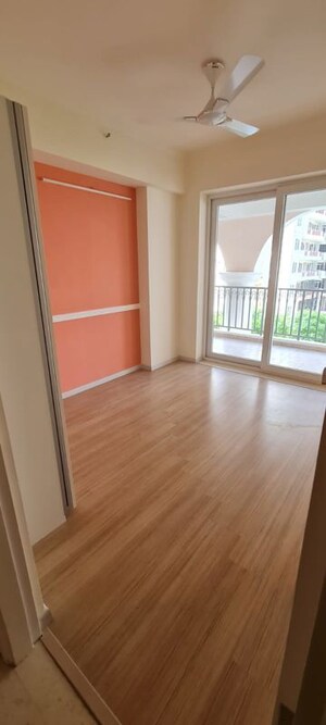 Room in 3 BHK Apartment at DLF The Skycourt, Sector 86 – for Rent