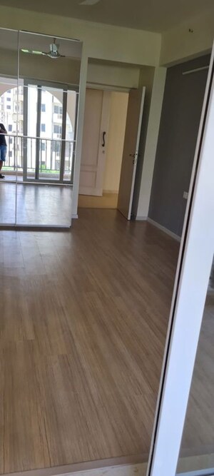 Room in 3 BHK Apartment at DLF The Skycourt, Sector 86 – for Rent