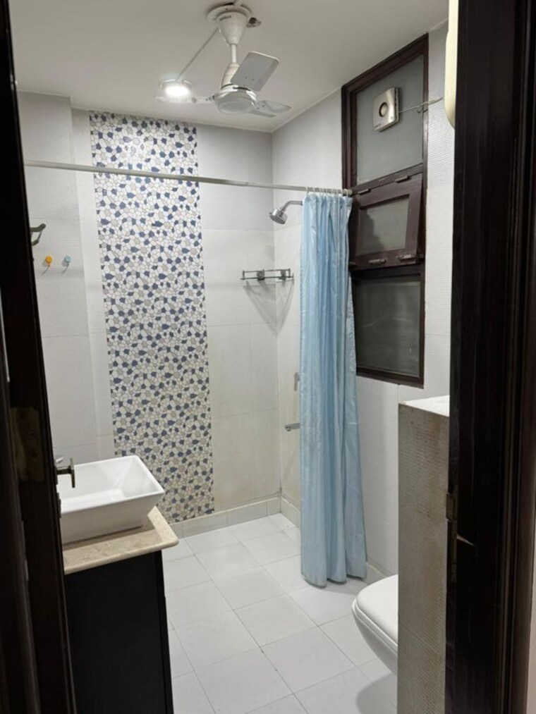 Bathroom, green park extension 3 Bedroom 240 Sq.Yd. Builder Floor In Green Park Extension Delhi 10171667