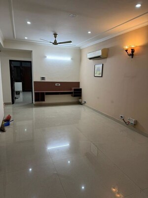 Room in 3 BHK Builder Floor at Green Park Extension – for Rent