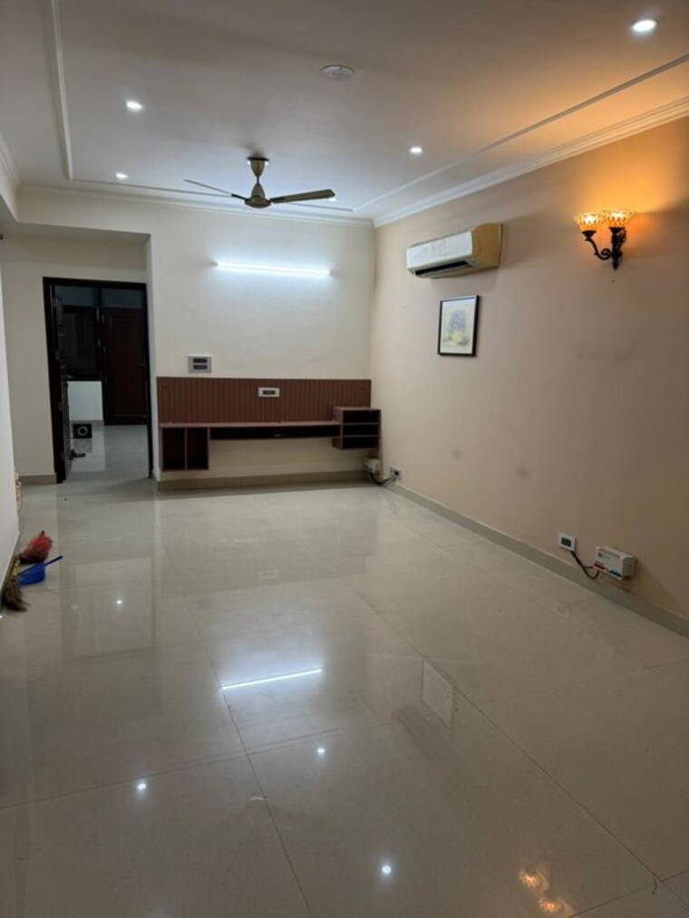 Room, green park extension 3 Bedroom 240 Sq.Yd. Builder Floor In Green Park Extension Delhi 10171667
