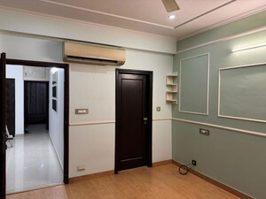 Room in 3 BHK Builder Floor at Green Park Extension – for Rent