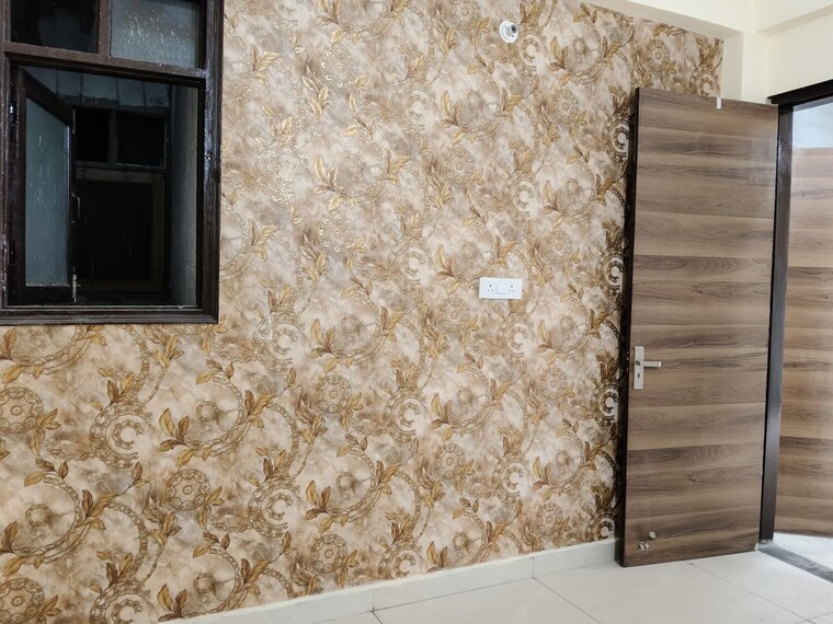 Room, sector 73 2 Bedroom 1000 Sq.Ft. Builder Floor In Sector 73 Noida 10172039