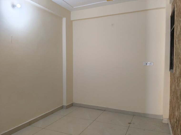 Room, sector 73 2 Bedroom 1000 Sq.Ft. Builder Floor In Sector 73 Noida 10172039