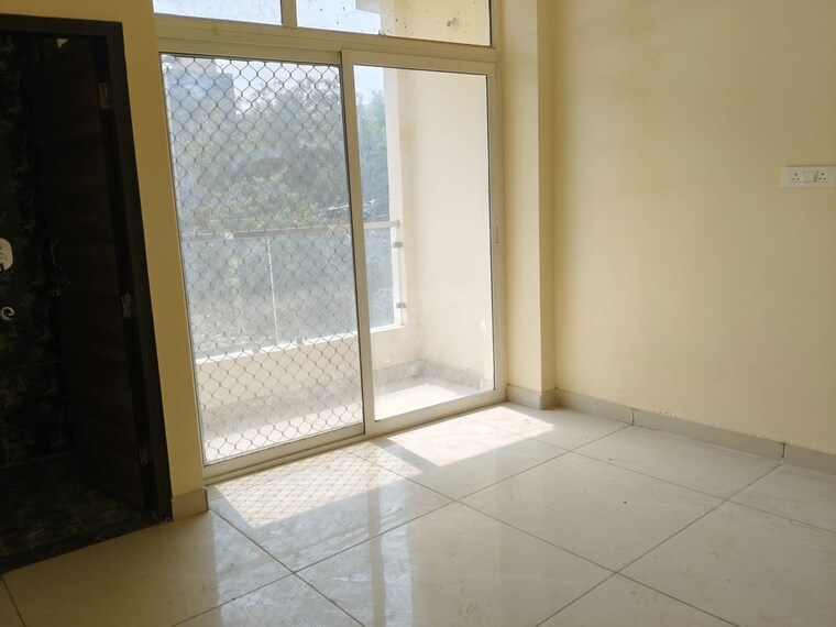 Room, sector 73 2 Bedroom 1000 Sq.Ft. Builder Floor In Sector 73 Noida 10172039