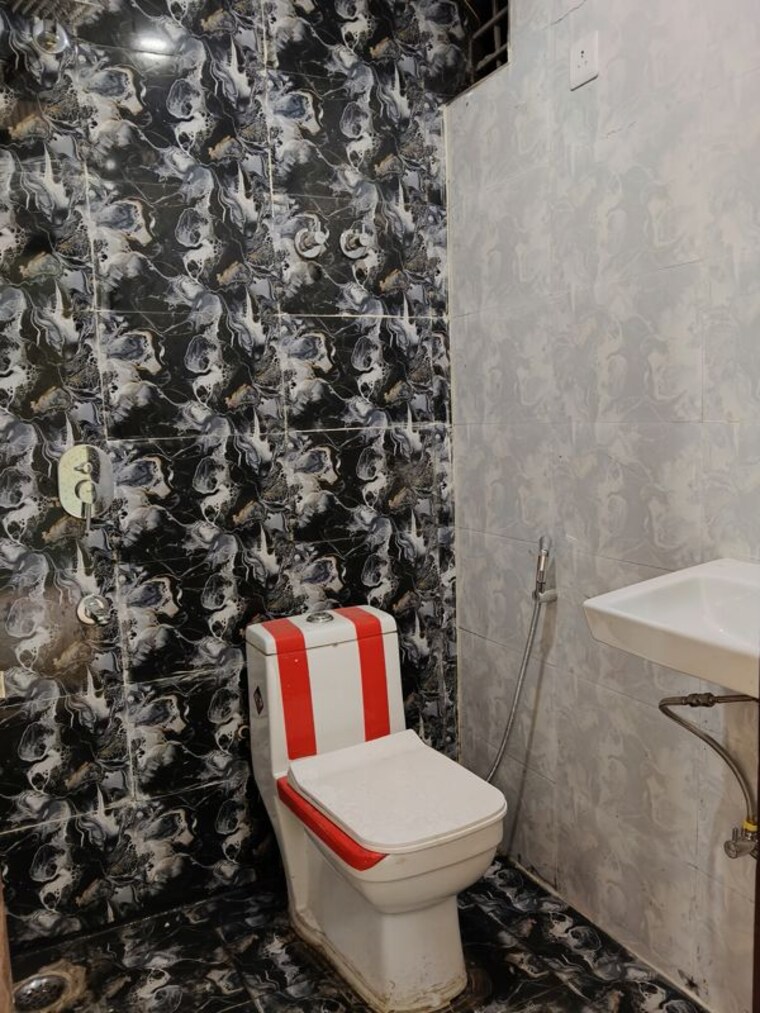 Bathroom, sector 73 2 Bedroom 1000 Sq.Ft. Builder Floor In Sector 73 Noida 10172039