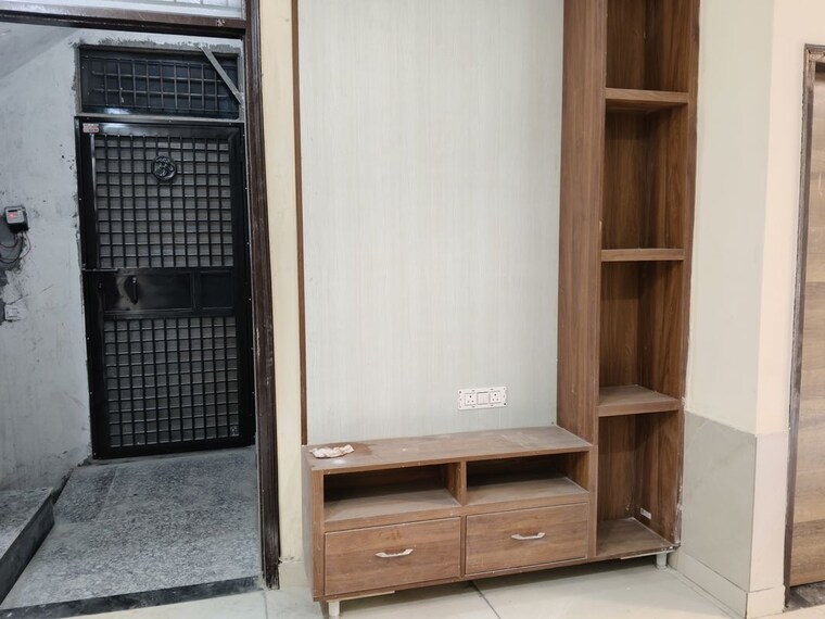Room, sector 73 2 Bedroom 1000 Sq.Ft. Builder Floor In Sector 73 Noida 10172039