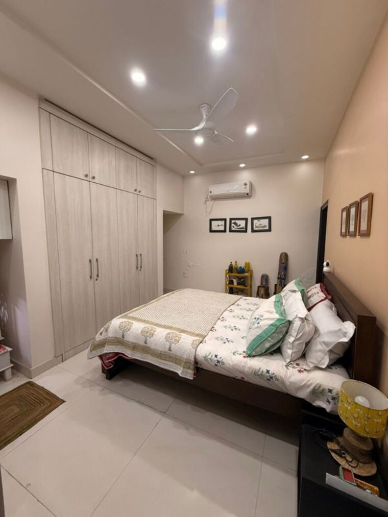 Bedroom, chittaranjan park 3 Bedroom 1500 Sq.Ft. Builder Floor In Chittaranjan Park Delhi 10172285
