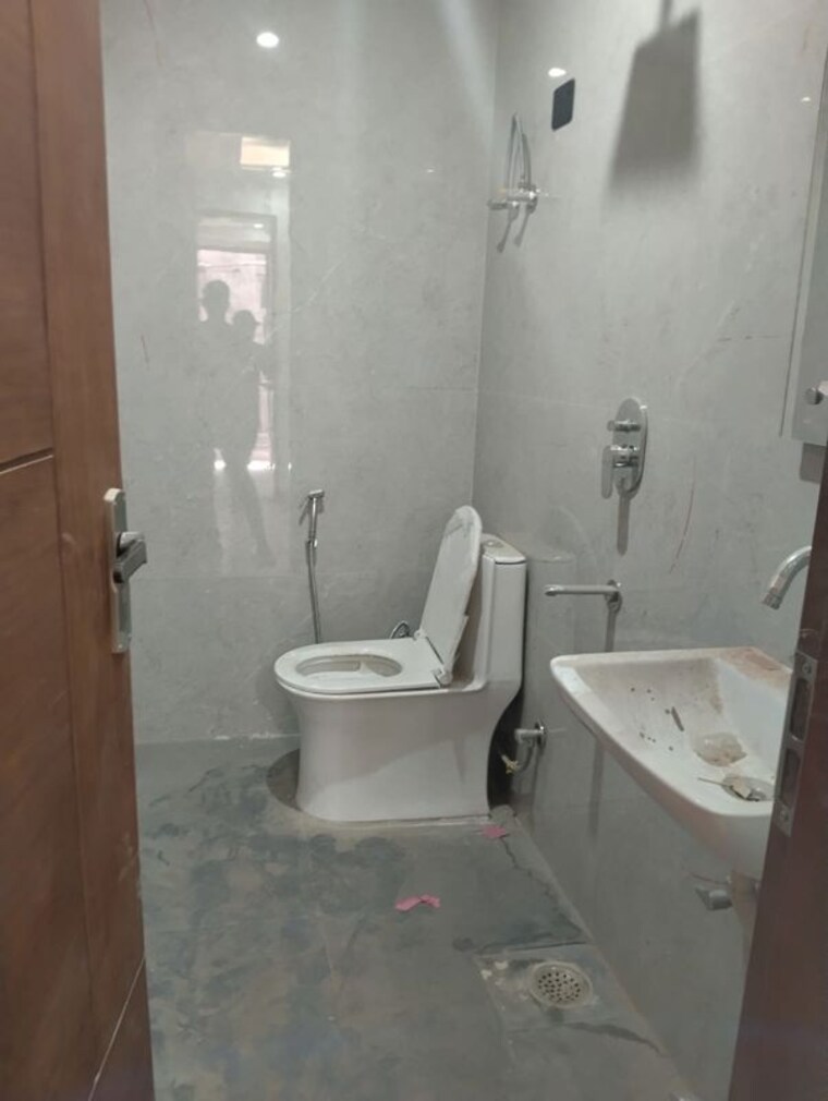 Bathroom, neb sarai 1 Bedroom 450 Sq.Ft. Builder Floor In Neb Sarai Delhi 10172287