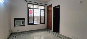 Room in 3 BHK Builder Floor at Unitech South City 1, South City 1 – for Rent