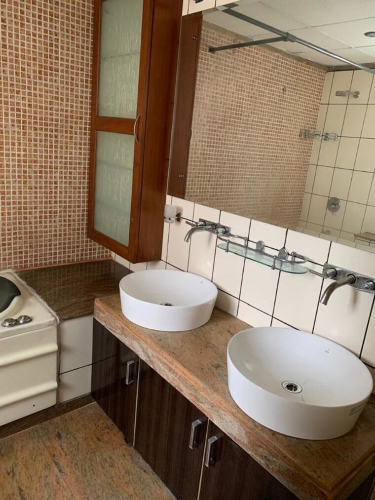 Bathroom, unitech-uniworld-gardens 3 Bedroom 2100 Sq.Ft. Builder Floor In Sector 47 Gurgaon 10172319