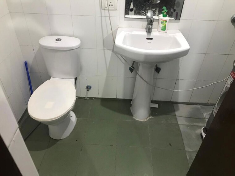 Bathroom, shiv-sai-ozone-park 3.5 Bedroom 1709 Sq.Ft. Apartment In Sector 86 Faridabad 10172333