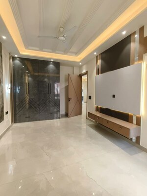 Room in 3 BHK Builder Floor at Unitech Greenwood City Apartment, Sector 45 – for Rent