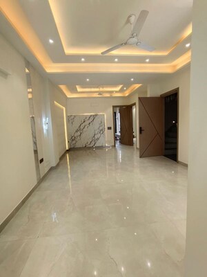 Building Lobby in 3 BHK Builder Floor at Unitech Greenwood City Apartment, Sector 45 – for Rent