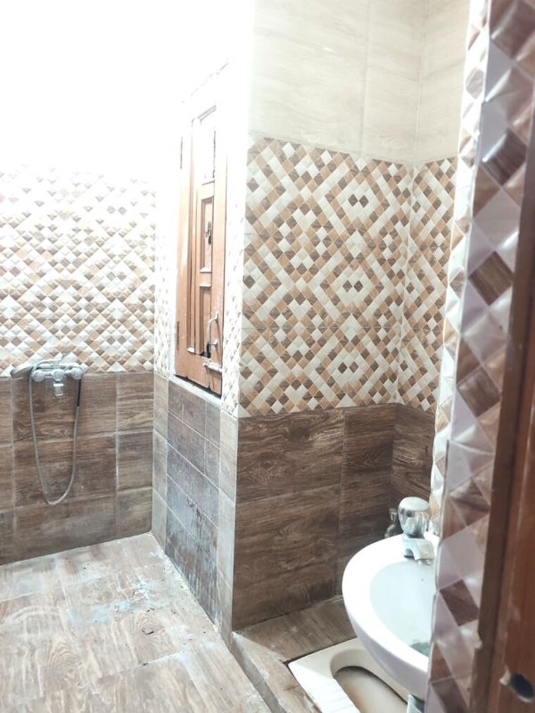 Bathroom, maa-shaarda-complex 4 Bedroom 3000 Sq.Ft. Independent House In Vikas Nagar Lucknow 10172440