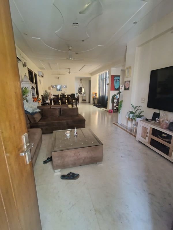 3 BHK + Pooja Room,Extra Room Builder Floor For Rent in South City 2
