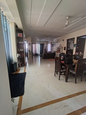 Gym in 3 BHK Builder Floor at South City 2 – for Rent