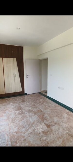 Room in 2 BHK Apartment at Hiranandani Meadows, Manpada – for Rent