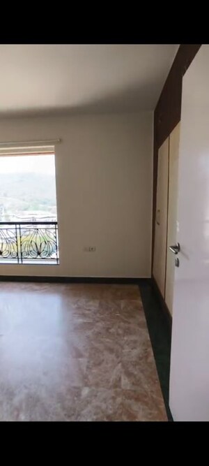 Room in 2 BHK Apartment at Hiranandani Meadows, Manpada – for Rent