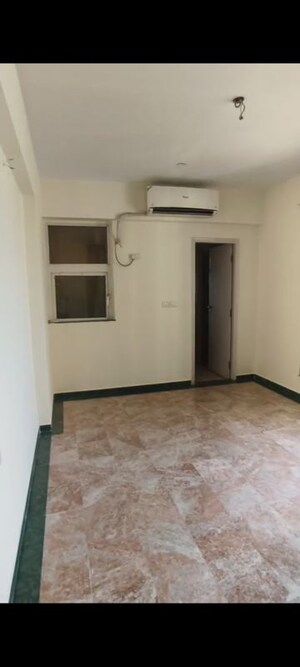 Room in 2 BHK Apartment at Hiranandani Meadows, Manpada – for Rent