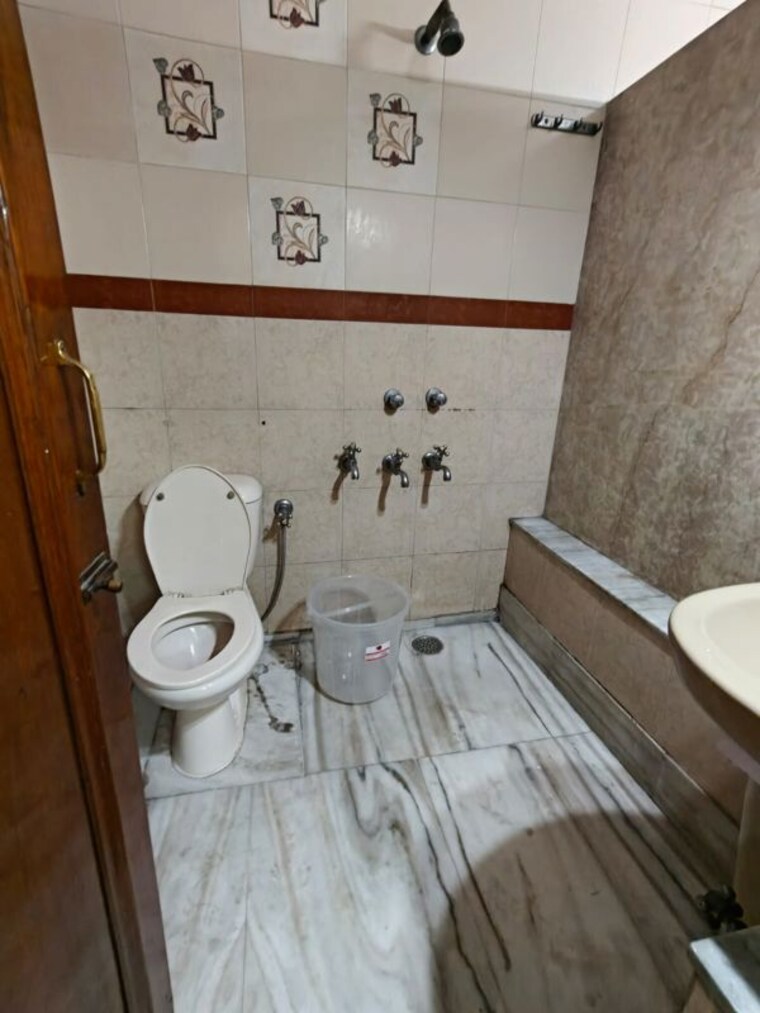 Bathroom, safdarjung enclave 2 Bedroom 1800 Sq.Ft. Builder Floor In Safdarjung Enclave Delhi 10172831