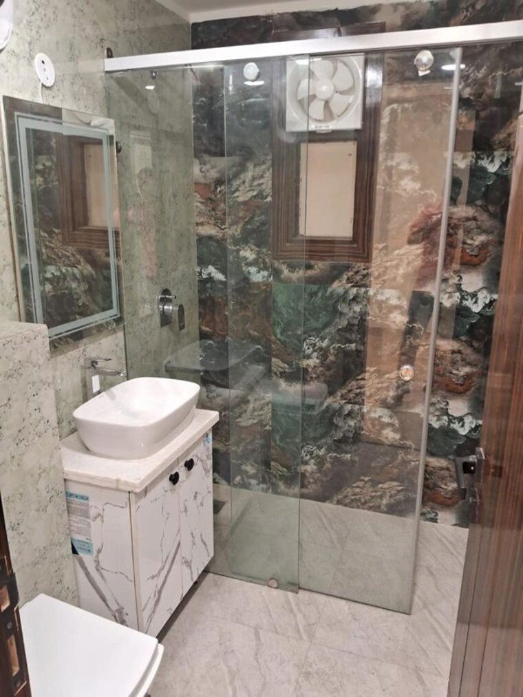 Bathroom, gagan vihar 3 Bedroom 1800 Sq.Ft. Builder Floor In Gagan Vihar Delhi 10172833