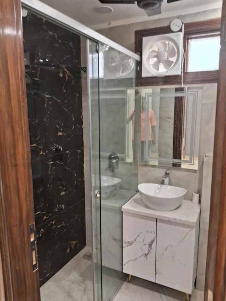 Bathroom, gagan vihar 3 Bedroom 1800 Sq.Ft. Builder Floor In Gagan Vihar Delhi 10172833