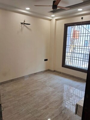 Room in 3 BHK Builder Floor at Gagan Vihar – for Rent