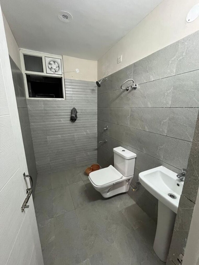 Bathroom, silver-city-extention 3 Bedroom 950 Sq.Ft. Apartment In Vip Road Zirakpur 10173212