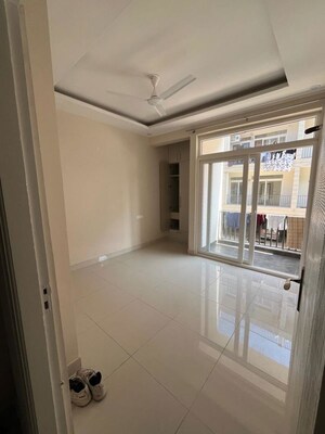 Room in 3 BHK Apartment at Silver City Extention, Vip Road – for Rent