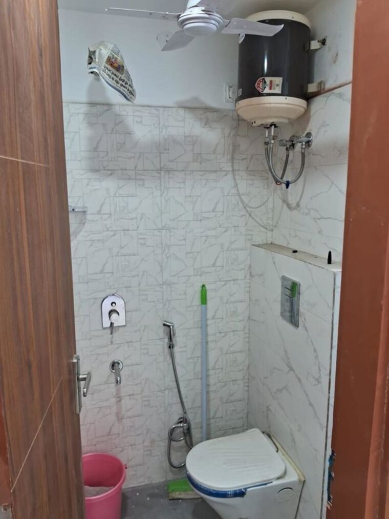 Bathroom, jhilmil colony block c 2 Bedroom 1000 Sq.Ft. Builder Floor In Jhilmil Colony Block C Delhi 10173216