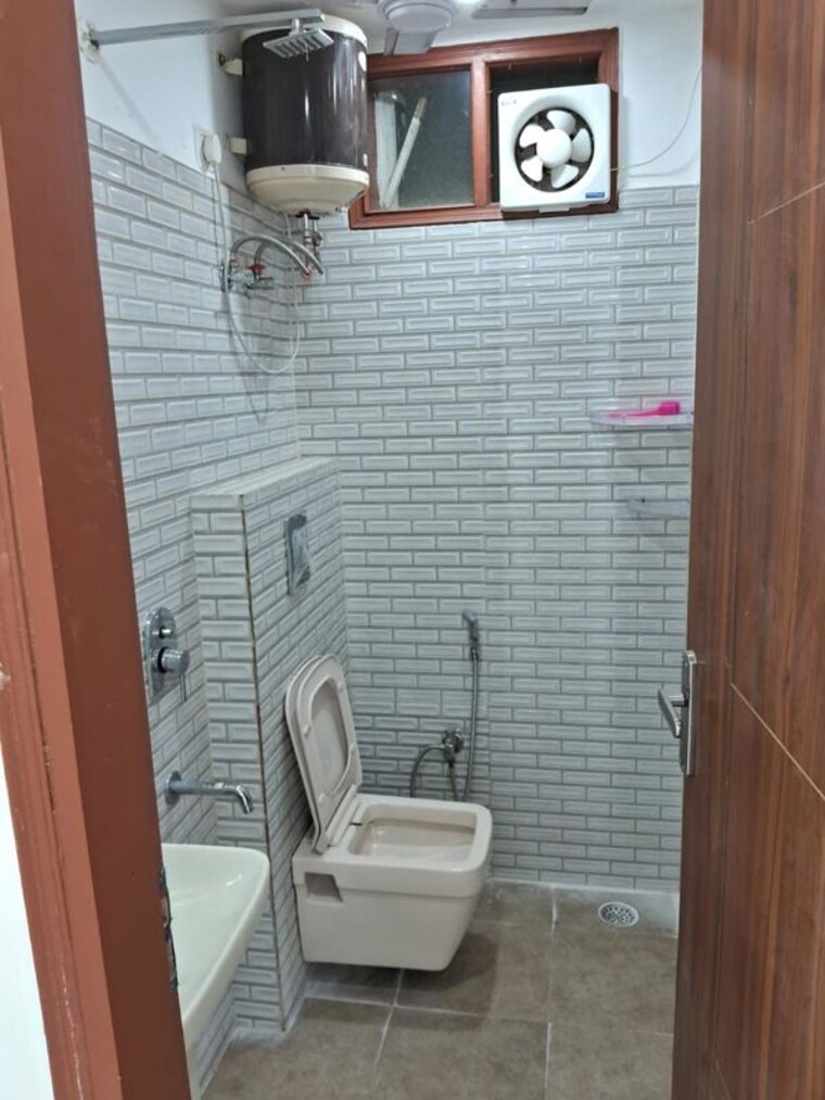 Bathroom, jhilmil colony block c 2 Bedroom 1000 Sq.Ft. Builder Floor In Jhilmil Colony Block C Delhi 10173216