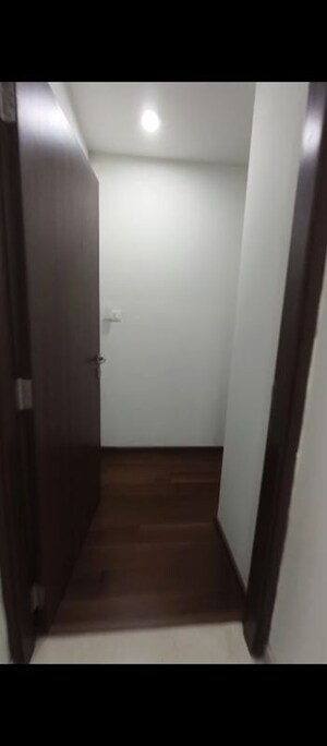 Room in 2 BHK Apartment at Piramal Aranya, Byculla – for Rent