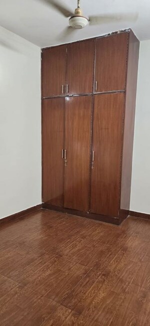 Room in 4 BHK Apartment at Alaknanda – for Sale