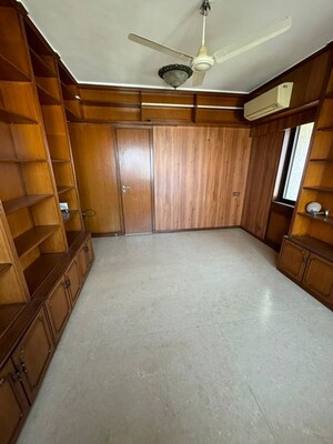 Room in 3 BHK Apartment at Worli – for Rent