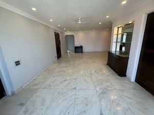 Room in 3 BHK Apartment at Worli – for Rent