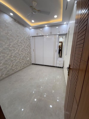 Room in 3 BHK Builder Floor at Lajpat Nagar – for Rent