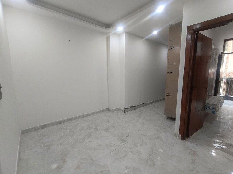 Room, sector 73 2 Bedroom 1100 Sq.Ft. Builder Floor In Sector 73 Noida 10173671