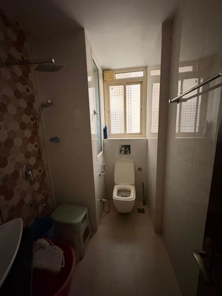 Bathroom, dlf-silver-oaks 3 Bedroom 2300 Sq.Ft. Apartment In Sector 26 Gurgaon 10173631