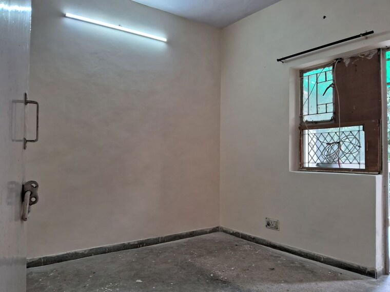 Room, east of kailash 1 Bedroom 1000 Sq.Ft. Builder Floor In East Of Kailash Delhi 10173694