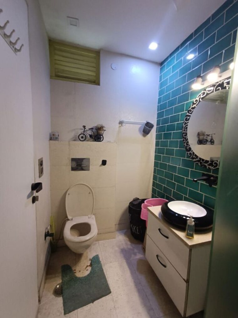 Bathroom, preet vihar 3 Bedroom 1800 Sq.Ft. Builder Floor In Preet Vihar Delhi 10173819